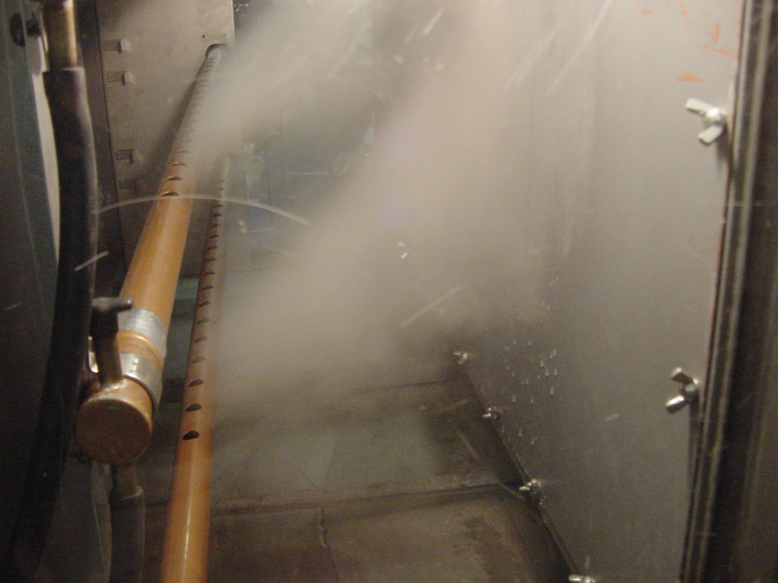 一般蒸気噴霧管の噴霧状態。再凝縮による露付が問題に。