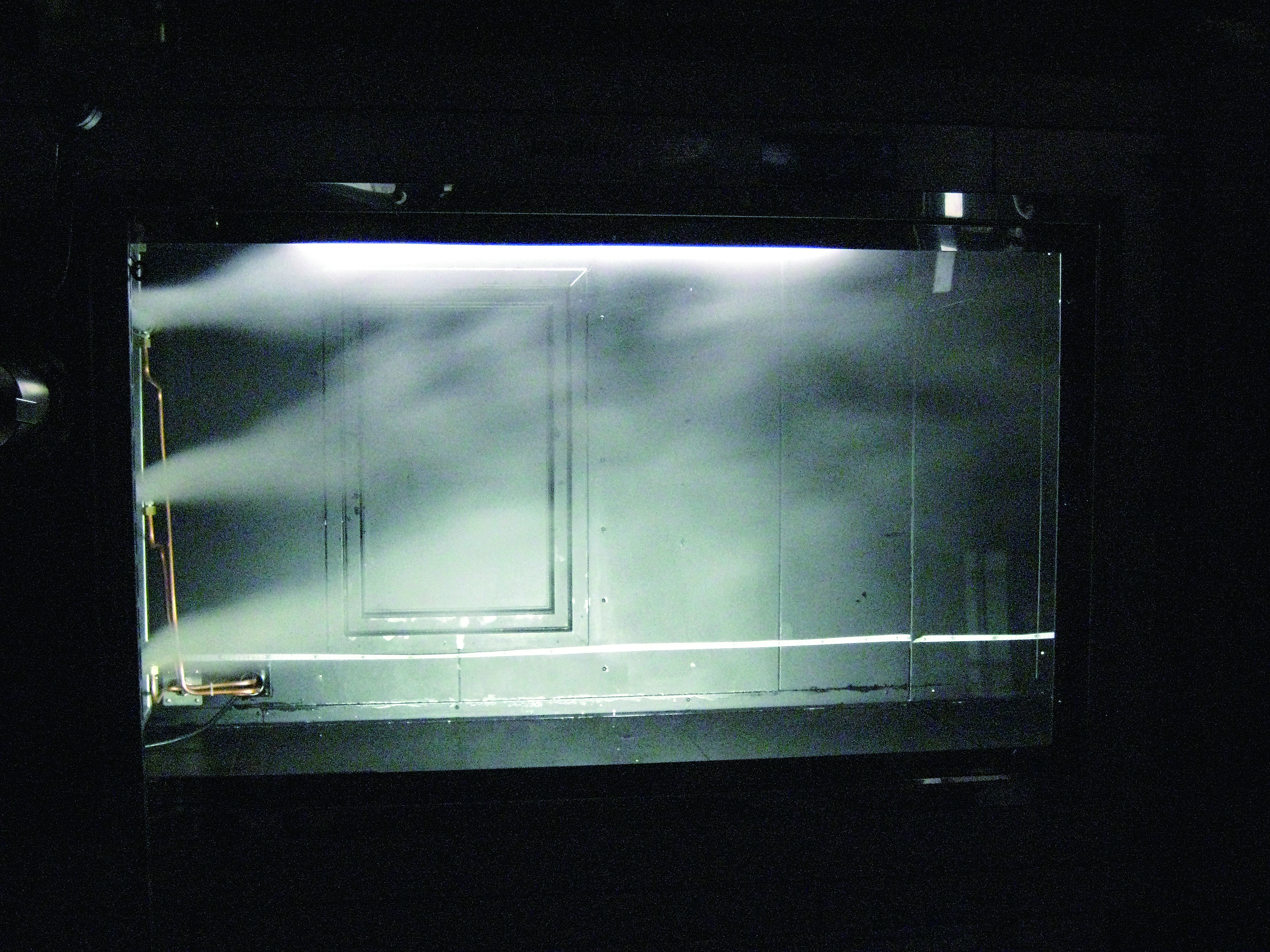 一般噴霧管による蒸気加湿。1.5mを過ぎても白い蒸気が目視できる状態（撮影：テクニカルセンター試験施設）。