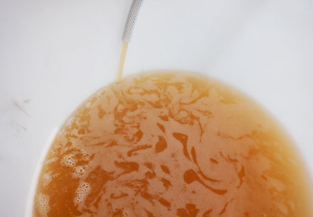 フラッシングされていない給水配管の汚濁した水